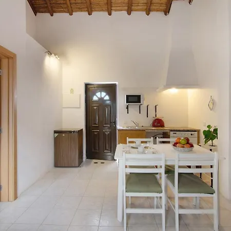 Cozy Traditional Small With Balcony - Casa 9 אלבופיירה