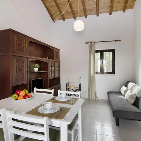Cozy Traditional Small With Balcony - Casa 9 * 알부페이라